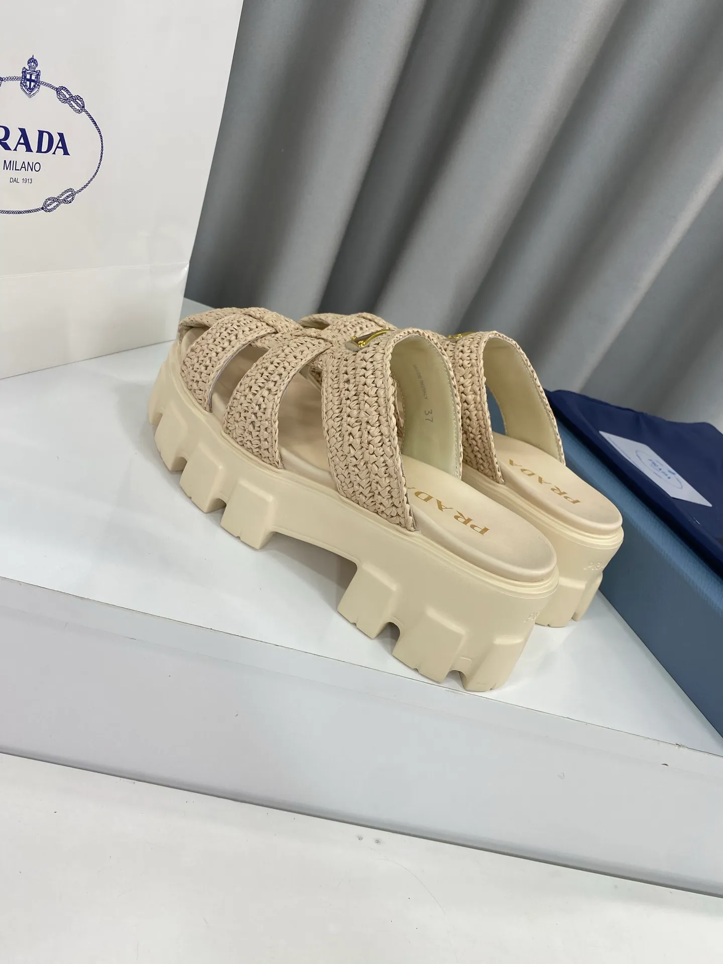 👟👟Ex-factory price 520👟👟 Prada's latest bamboo cage weaving thick-soled triangle buckle sandals☑️ Latest environmentally friendly PP material, fully hand-crocheted, just like knitting sweaters, slow work and meticulous work, retro fashionable thick-soled shoes, with woven uppers, making the whole pair of shoes light and comfortable, bright colors, satisfying various choices for fashionable people with different styles! The iconic metal triangle logo is paired with the shape of ancient beach sandals. Every design element is fashionable! Size: Women's 35-39 (34, 40, custom-made, non-returnable) Full set of counter original packaging